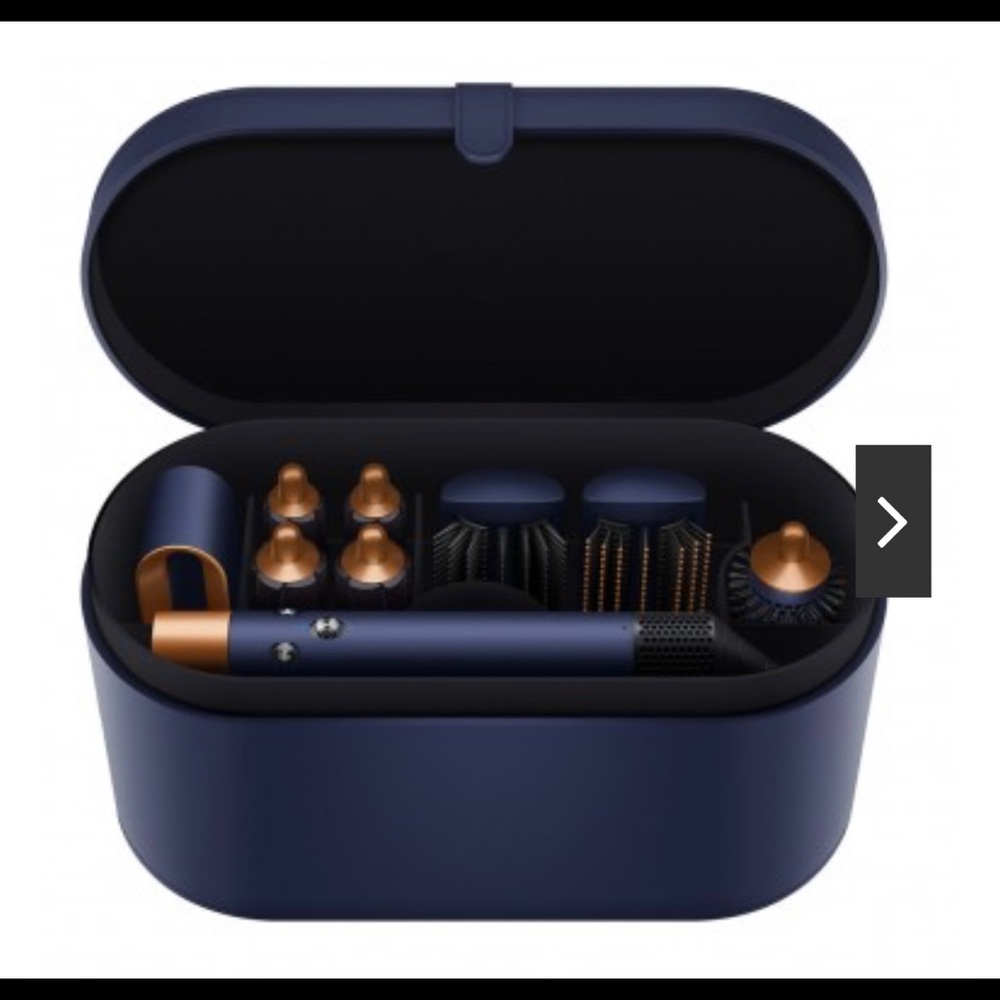 Gently used Dyson Airwrap. Extra long barrels included! Comes with box as well.